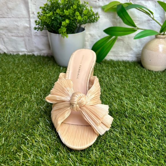 LOEFFLER RANDALL 
Women Penny Pleated Bow
Heel Almond size 7 SINGLE SHOE
$395.00 - Picture 4 of 9